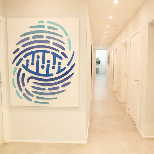 Corredor do Instituto Assaly com o símbolo da marca